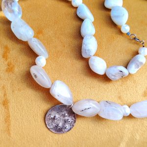 COLLAR DE PIEDRA LUNA Y DIJE DE PLATA